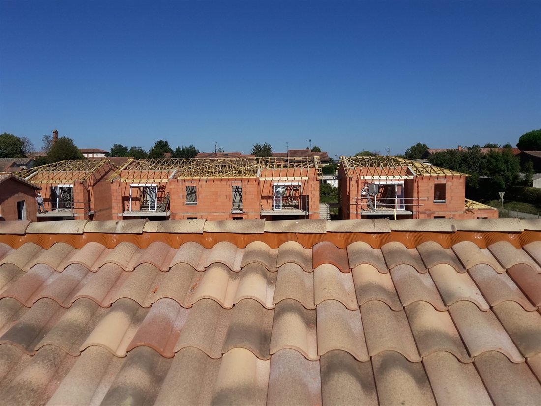 Charpente bois neuve sur un chantier de construction près de Toulouse