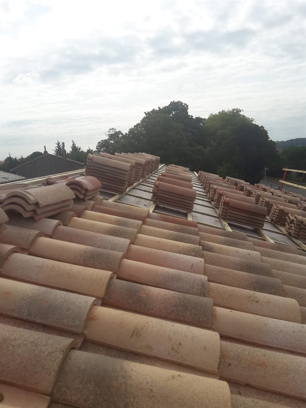 Pose de tuiles sur une toiture à Toulouse par Occitanie Toiture